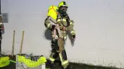 Feuerwehr rettet 17 Menschen aus Brandhaus in Berlin-Hellersdorf