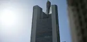 Feuerwehr rettet Fensterputzer aus 240 Metern Höhe am Commerzbank-Tower