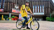 FEZitty in Berlin: Kinder testen Berufe – DHL-Postbote begeistert