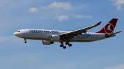 Flug nach Düsseldorf: Passagier schlägt Stewardess wegen Scharia