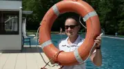 Freibad Alltag: Hitze, Andrang und Handy-Eltern als Herausforderung