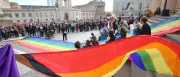 Gedenken nach CSD-Anschlag: 600 Menschen trauern in Potsdam