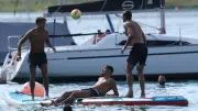 Geheimer Team-Nachmittag am Tegernsee: Bayern-Stars beim Planschen und Stand-up-Paddle