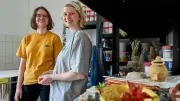 Generationenprojekt in Köpenick: Jugendliche basteln Blumensträuße mit Senioren