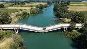 Gesperrte Brücke in Griechenland: Autofahrer riskiert Leben