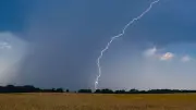 Gewitter am Freitag: Hitze bleibt, Unwetter drohen