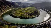 Gleitschirmflieger an Mosel abgestürzt: Schwer verletzt auf Parkplatz