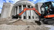 Gratis-Schwimmbad vor der Volksbühne: So klappt der Badespaß
