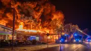 Großbrand in Bayern: Lagerhalle mit Särgen und Urnen zerstört