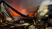 Großbrand in Wassenberg: Halle in Industriegebiet stürzt ein