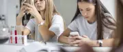 Handyregeln an Berliner Schulen: Vier Oberschulen besonders streng