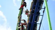 Höhenretter proben Notfall auf der Rheinkirmes: Evakuierung aus 35 Metern Höhe