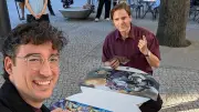 Hollywoodstar Daniel Brühl spielt Magic-Karten in Berlin