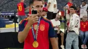 Honor-Marketing-Coup: Weltmeister Eric García zeigt Geheim-Handy