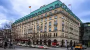 Hotel Adlon evakuiert: Hunderte Gäste im Schlafanzug auf der Straße