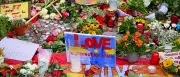 Hunderte gedenken am Brandenburger Tor nach CSD-Anschlag mit Todesopfer