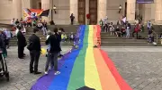 Hunderte gedenken in Potsdam der Opfer des CSD-Anschlags