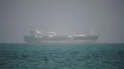 Huthis schießen saudischen Tanker in Brand – US-Kongress billigt Billionen-Budget