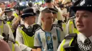 Influencer provoziert England-Fans mit Argentinien-Trikot in London