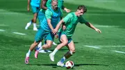 Jens Stage trotz Wechselwunsch voll im Werder-Training – Thioune schwärmt