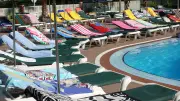 Juckpulver und Wettrennen: Der verrückte Kampf um Pool-Liegen