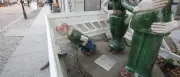 Jugendlicher zertritt Skulptur der Familie Grün in Potsdam