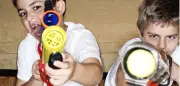 Jungsmutter im Actionmodus: Warum Kopfschüsse mit Spielzeugwaffen Spaß machen
