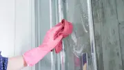Kalkflecken in der Dusche entfernen: Die besten Hausmittel und Tipps