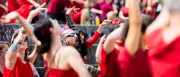 Kate-Bush-Fans tanzen in Rot: Flashmob zu „Wuthering Heights“ in Berlin