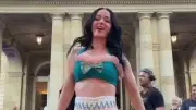 Katy Perry tanzt in Stuttgart vor dem Neuen Schloss