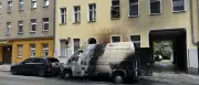 Kleintransporter in Berlin-Spandau brennt – Hausfassade beschädigt