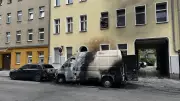 Kleintransporter in Flammen: Hausfassade in Berlin-Spandau beschädigt