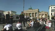 Klimaaktivisten kleben sich mit Greta Thunberg vor Brandenburger Tor fest