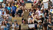 Köln: Über 1000 Protestieren bei Adenauer School Eröffnung mit Merz
