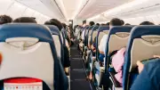 Knigge im Flugzeug: Sollte ich die Rückenlehne zurückklappen?
