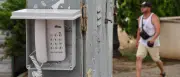 Krim: Behörden installieren Notruf-Telefonzellen wegen Stromausfällen
