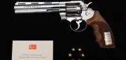 Kuriose Geschenke von Politikern: Revolver, Rinder, Rollerblades