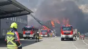 Lagerhallenbrand in Oranienburg: Feuerwehr im Großeinsatz