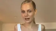 Laura Schmitt trägt Kinderfoto von Dani Olmo bei Spanien-Spiel