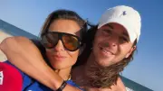 Laura Wontorra und Riccardo Basile turteln am Strand