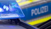 Lebensgefahr! Mann sticht Lebensgefährtin nieder – Polizei ermittelt
