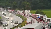 Lkw blockiert A8 bei Irschenberg: Vollsperrung und langer Stau