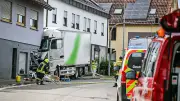 Lkw prallt gegen Hauswand: Fahrer stirbt in Waldstetten