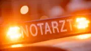 Mann sticht Ex-Partnerin nieder: Opfer alarmiert noch Notruf
