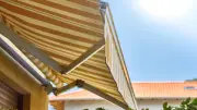 Markise richtig reinigen: So wird der Sonnenschutz wieder sauber