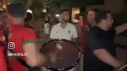 Marokko-Fans lärmen vor Frankreichs Teamhotel vor WM-Halbfinale