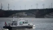 Meerjungfrau im Rhein: Polizei stoppt Schwimmerin in Mainz