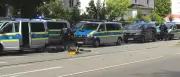 Messerangriff in Regensburger Bankfiliale: Ein Toter, Täter flüchtig