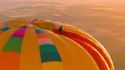Mountainbiker fährt auf Heißluftballon: Unglaublicher Stunt gelingt