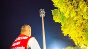Mutprobe endet im Desaster: Männer auf 40-Meter-Funkmast gefangen
